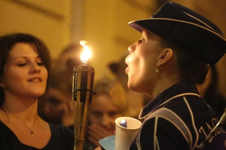 Sredi&scaron;tem Zagreba u četvrtak navečer s upaljenim bakljama u rukama pro&scaron;etale su i oduževile građane Zagrebačke mažoretkinje. Birale su svoju novu predvodnicu i izabrale Viktoriju Čeh.