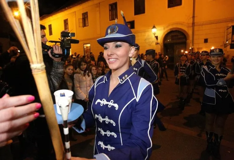 Sredi&scaron;tem Zagreba u četvrtak navečer s upaljenim bakljama u rukama pro&scaron;etale su i oduževile građane Zagrebačke mažoretkinje. Birale su svoju novu predvodnicu i izabrale Viktoriju Čeh.