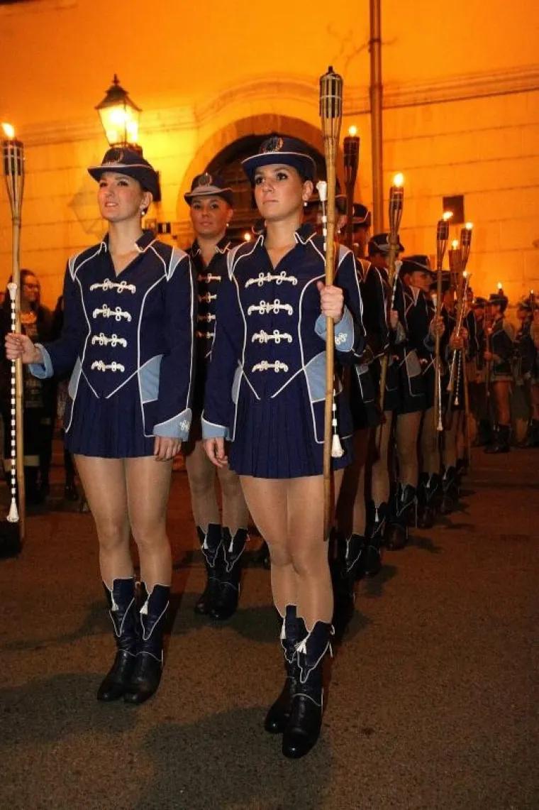 Sredi&scaron;tem Zagreba u četvrtak navečer s upaljenim bakljama u rukama pro&scaron;etale su i oduževile građane Zagrebačke mažoretkinje. Birale su svoju novu predvodnicu i izabrale Viktoriju Čeh.