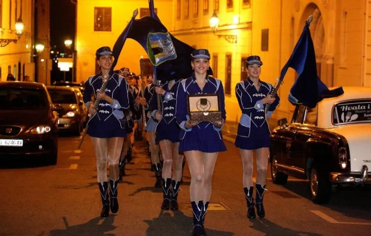 Sredi&scaron;tem Zagreba u četvrtak navečer s upaljenim bakljama u rukama pro&scaron;etale su i oduževile građane Zagrebačke mažoretkinje. Birale su svoju novu predvodnicu i izabrale Viktoriju Čeh.