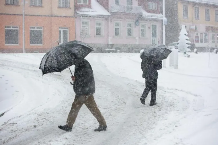 SNIJEG PREKRIO DELNICE: Ralice čiste ceste, promet je usporen