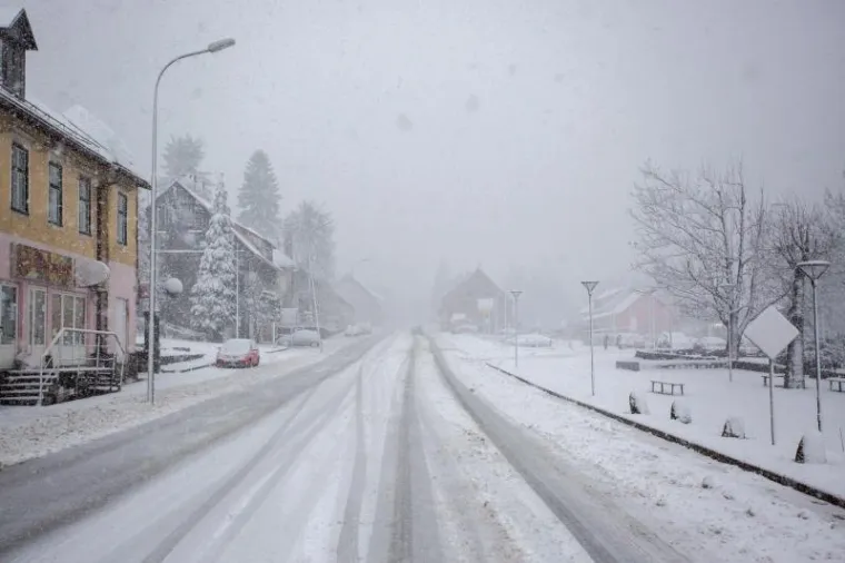 SNIJEG PREKRIO DELNICE: Ralice čiste ceste, promet je usporen