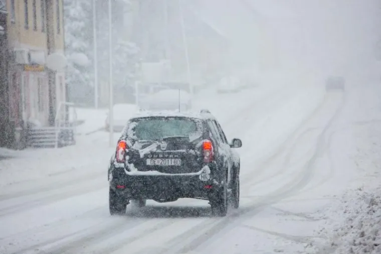 SNIJEG PREKRIO DELNICE: Ralice čiste ceste, promet je usporen