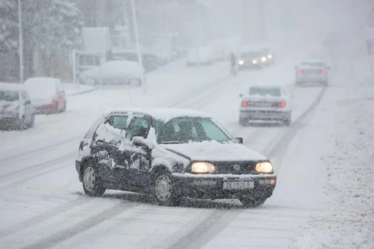 SNIJEG PREKRIO DELNICE: Ralice čiste ceste, promet je usporen
