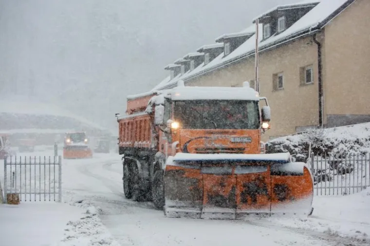 SNIJEG PREKRIO DELNICE: Ralice čiste ceste, promet je usporen