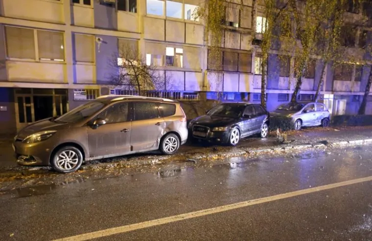 Vozač Jaguara razbio je šest automobila u naselju Trnsko u Zagrebu.