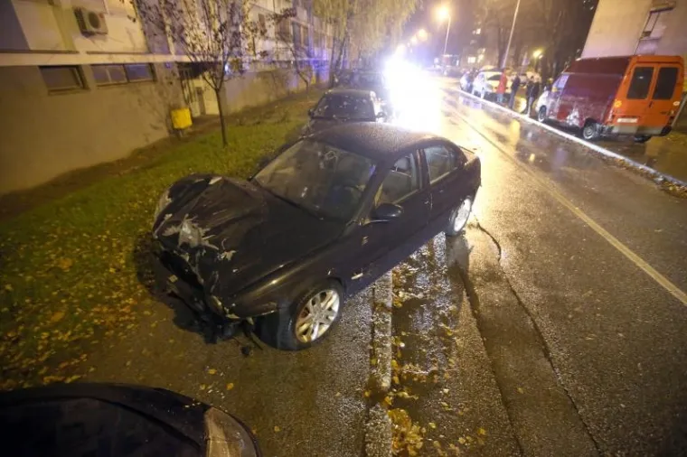 Jaguar je udario u automobile i kombi koji su bili parkirani.