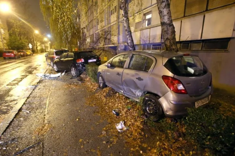 NESREĆA U TRNSKOM: Jurio Jaguarom pa razbio šest automobila