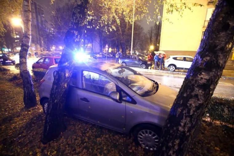 NESREĆA U TRNSKOM: Jurio Jaguarom pa razbio šest automobila