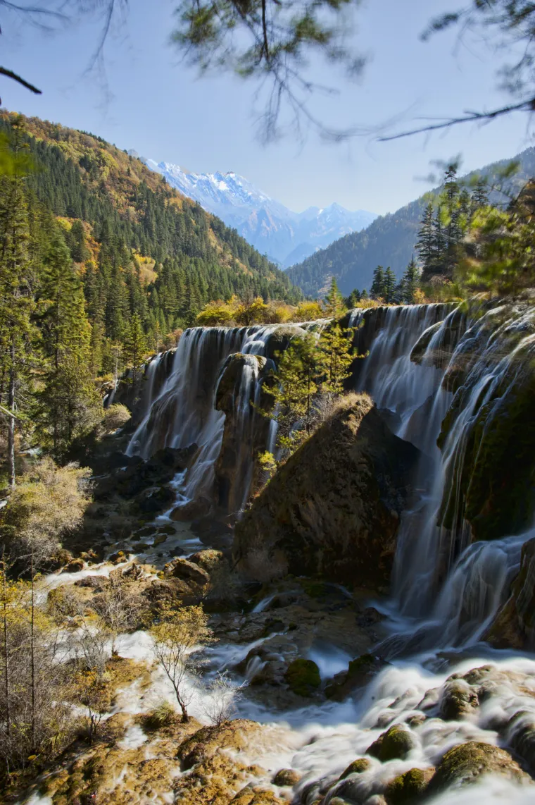 Jiuzhaigou, "Dolina devet sela") je nacionalni park u kineskom Sečuanu. Najpoznatiji je prema svojim višekatnim slapovima i šarenim jezerima.
