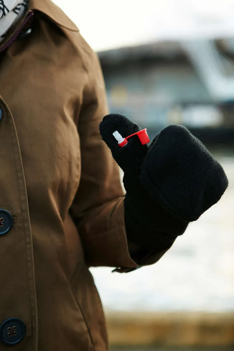 Rukavice sa skrivenim pretincem za alkohol... ili topli čaj. Za 19 dolara.