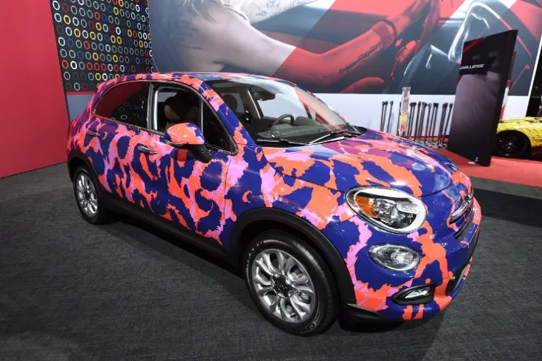 Osim u stilu Stormtroopera Fiat je "obukao" jo&scaron; jednu 500-ticu, ovoga puta u boje poznate dizajnerice Diane von F&uuml;rstenberg.
