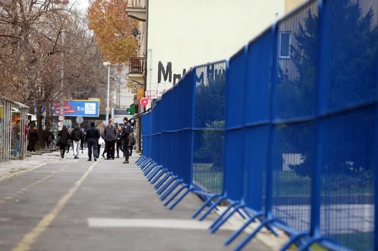 Postavljaju se ograde i ograđuju se prostori radi sigurnosti.