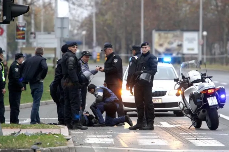 Prije prolaska kolone američkog potpredsjednika Joea Bidena zagrebačkom Avenijom Dubrovnik, jedan je policajac iz osiguranja prilikom prelaska tramvajske pruge pao s motocikla i doživio prometnu nesreću.