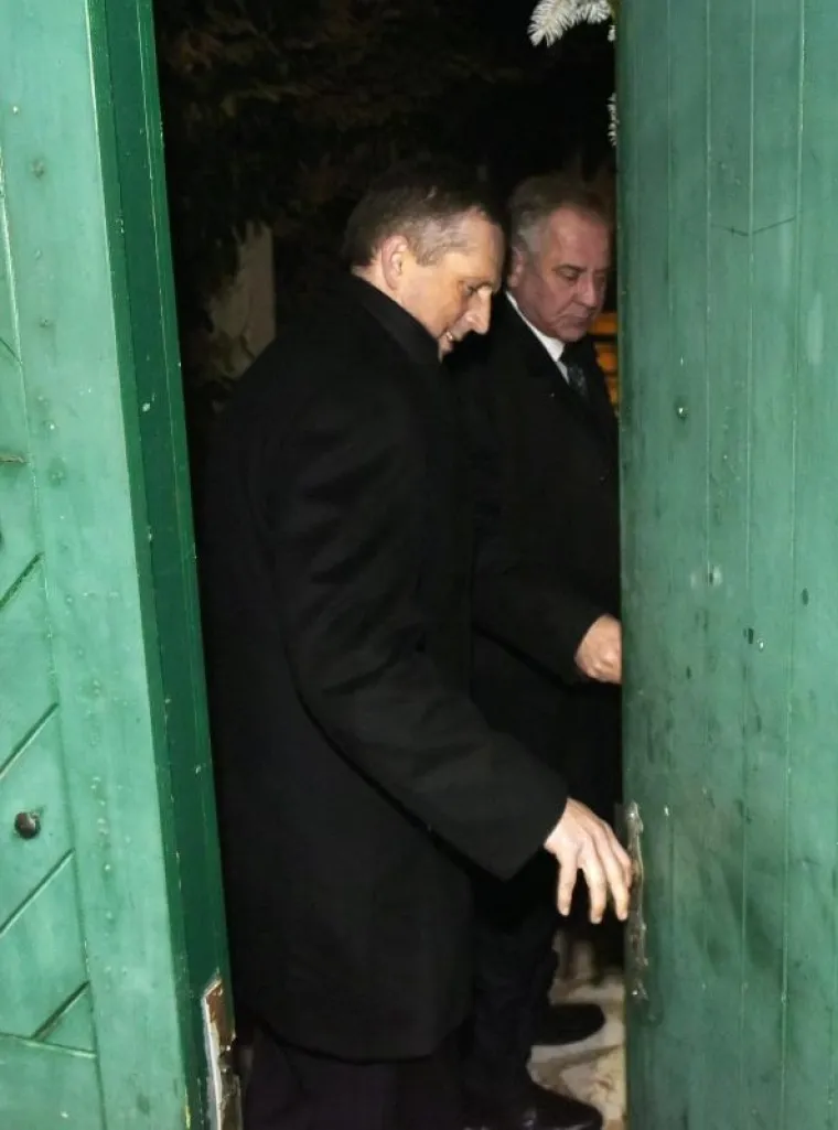 NAKON TRI GODINE: Ćaća se pje&scaron;ke vratio kući