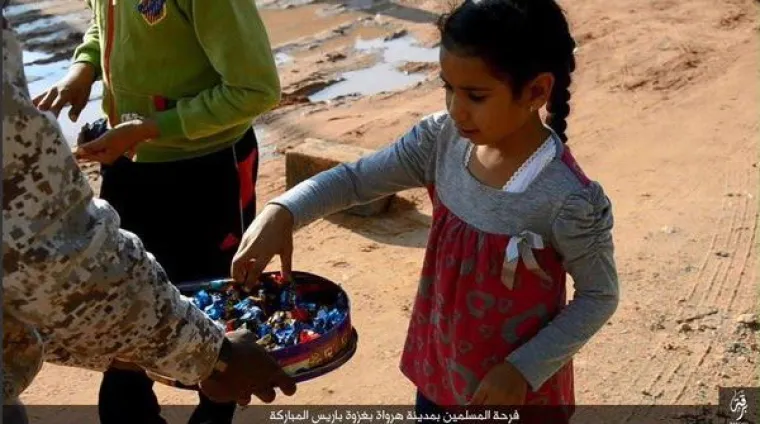 Kada ne objavljuju snimke barbarskih ubojstava, gaženja tenkom, odsijecanja glava i bacanja žrtava sa zgrada, marketing-stručnjaci Islamske države objavljuju fotografije njihovih "stvarnih" života u okupiranom terotoriju. Tako smo primjerice doznali da imaju svoju tvornicu za sir, proči&scaron;ćivač vode, tvornicu cigli ali i da se bave građevinskim radovima. Na gornjoj slici militanti slave teroristički napad na Pariz i dijele bombone prolaznicima i djeci.