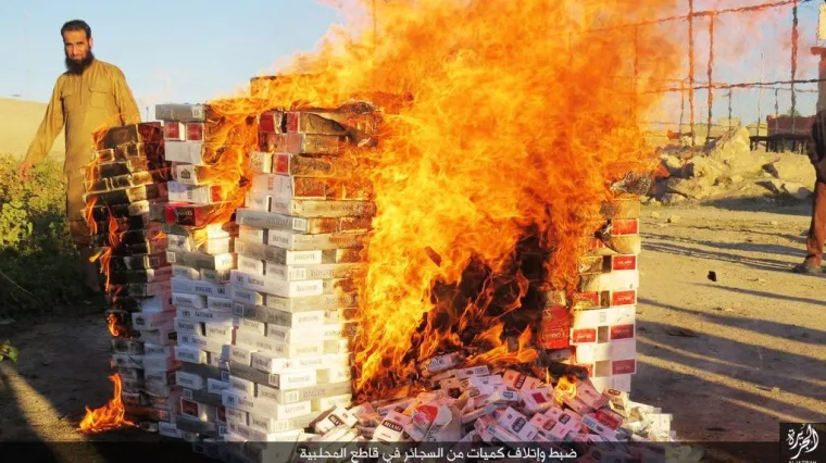 Pu&scaron;enje je strogo zabranjeno u Islamskoj državi. Zaplijenjene cigarete odlaze u dim.