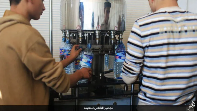 Ovako se pune boce vode.