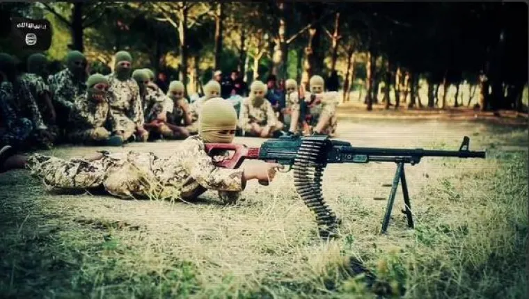 Propagandna fotografija IS-a djeteta s pu&scaron;kom.