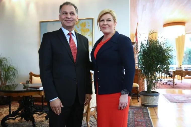 Zastupnik romske manjine Veljko Kajtazi i predsjednica Kolinda Grabar Kitarović.