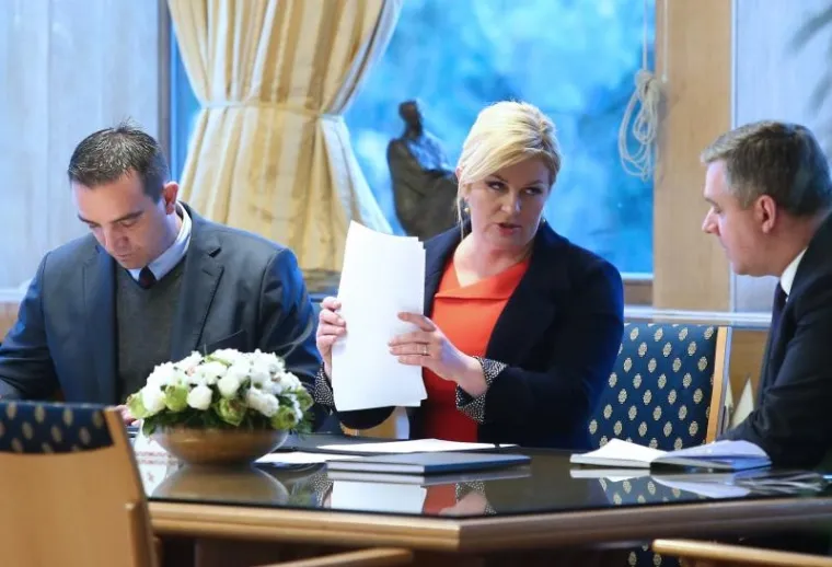 Predsjednica Kolinda Grabar Kitarović u 13.45 sati započela je konzultacije s čelnicima parlamentarnih stranaka izabranih u Sabor. Prema Ustavu,  mandat za sastavljanje vlade povjerava osobi koja, na temelju raspodjele zastupničkih mjesta u Saboru i obavljenih konzultacija, uživa povjerenje većine svih zastupnika.