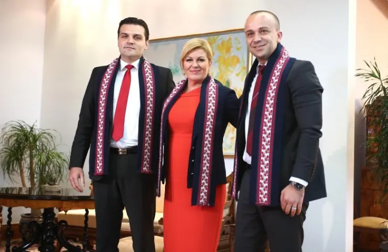 Zastupnici HDSSB-a Dragan Vulin i Josip Salapić u dru&scaron;tvu predsjednice