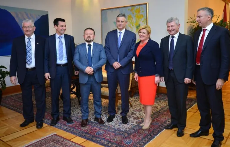 GUŽVA NA PANTOVČAKU: &Scaron;efovi stranaka na konzultacijama kod predsjednice