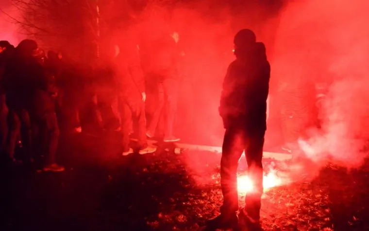Prosvjedujući ispred zgrade Minstarstva znanosti, obrazovanja i sporta, Dinamovi navijači zapalili su baklje, tražeći raspuštenje svih tijela u klubu. Izvršni predsjednik Dinama Zdravko Mamić uhićen je ovaj tjedan zbog sumnji u nelegalno izvlačenje novca iz Dinama.