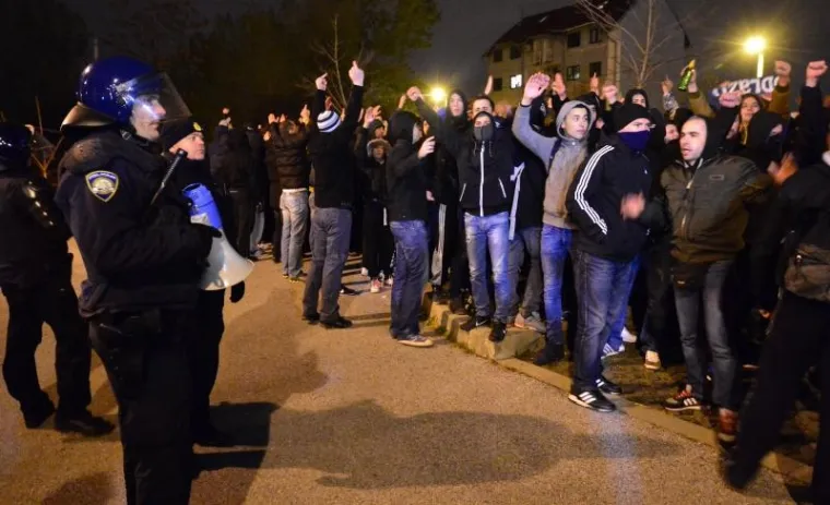 Prosvjedujući ispred zgrade Minstarstva znanosti, obrazovanja i sporta, Dinamovi navijači zapalili su baklje, tražeći raspuštenje svih tijela u klubu. Izvršni predsjednik Dinama Zdravko Mamić uhićen je ovaj tjedan zbog sumnji u nelegalno izvlačenje novca iz Dinama.