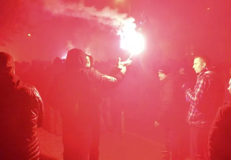 Prosvjedujući ispred zgrade Minstarstva znanosti, obrazovanja i sporta, Dinamovi navijači zapalili su baklje, tražeći raspuštenje svih tijela u klubu. Izvršni predsjednik Dinama Zdravko Mamić uhićen je ovaj tjedan zbog sumnji u nelegalno izvlačenje novca iz Dinama.