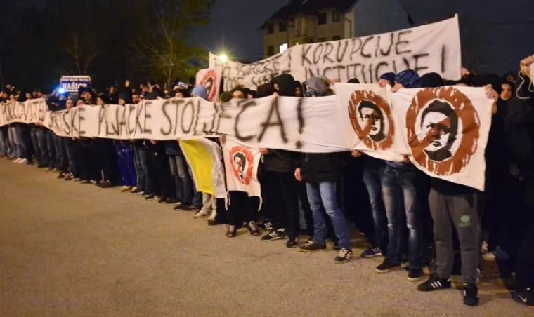 Prosvjedujući ispred zgrade Minstarstva znanosti, obrazovanja i sporta, Dinamovi navijači zapalili su baklje, tražeći raspuštenje svih tijela u klubu. Izvršni predsjednik Dinama Zdravko Mamić uhićen je ovaj tjedan zbog sumnji u nelegalno izvlačenje novca iz Dinama.