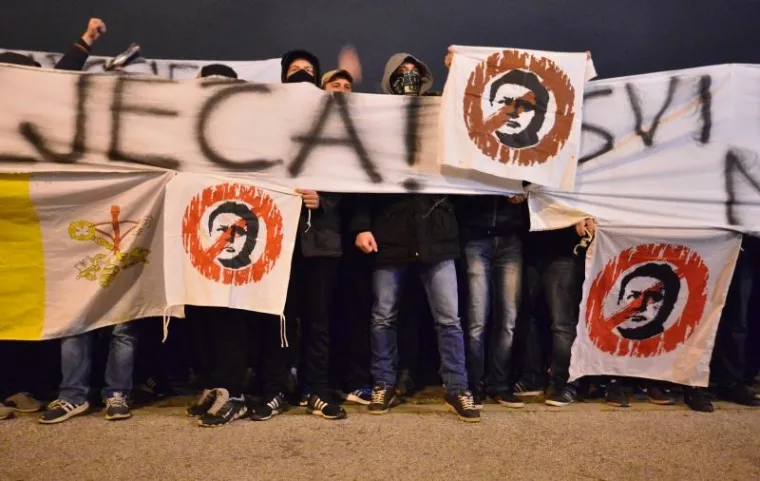 Prosvjedujući ispred zgrade Minstarstva znanosti, obrazovanja i sporta, Dinamovi navijači zapalili su baklje, tražeći raspuštenje svih tijela u klubu. Izvršni predsjednik Dinama Zdravko Mamić uhićen je ovaj tjedan zbog sumnji u nelegalno izvlačenje novca iz Dinama.