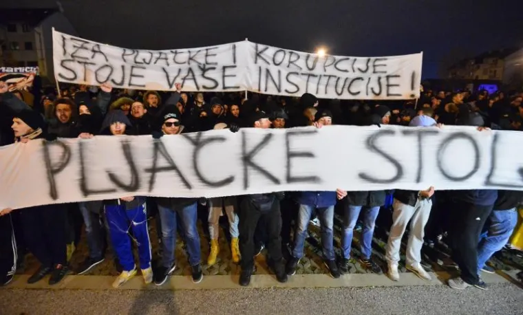 Prosvjedujući ispred zgrade Minstarstva znanosti, obrazovanja i sporta, Dinamovi navijači zapalili su baklje, tražeći raspuštenje svih tijela u klubu. Izvršni predsjednik Dinama Zdravko Mamić uhićen je ovaj tjedan zbog sumnji u nelegalno izvlačenje novca iz Dinama.