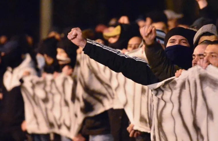 Prosvjedujući ispred zgrade Minstarstva znanosti, obrazovanja i sporta, Dinamovi navijači zapalili su baklje, tražeći raspuštenje svih tijela u klubu. Izvršni predsjednik Dinama Zdravko Mamić uhićen je ovaj tjedan zbog sumnji u nelegalno izvlačenje novca iz Dinama.