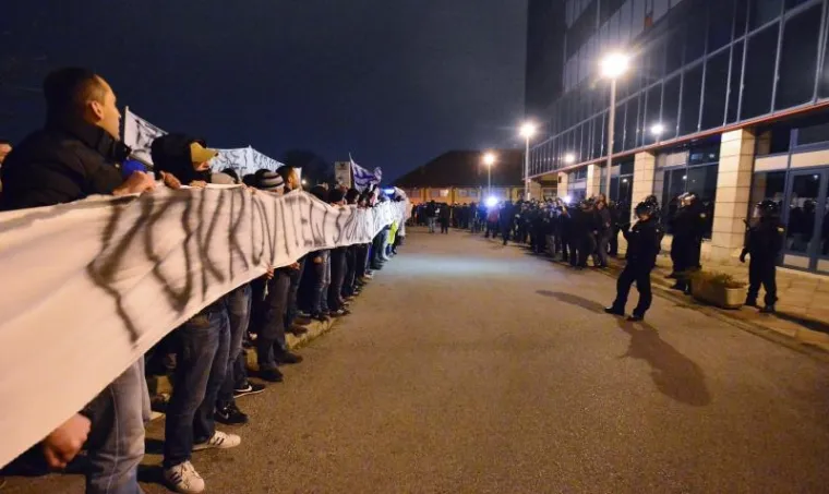 Prosvjedujući ispred zgrade Minstarstva znanosti, obrazovanja i sporta, Dinamovi navijači zapalili su baklje, tražeći raspuštenje svih tijela u klubu. Izvršni predsjednik Dinama Zdravko Mamić uhićen je ovaj tjedan zbog sumnji u nelegalno izvlačenje novca iz Dinama.