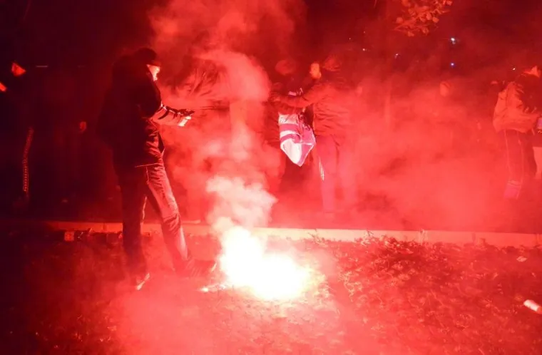 Prosvjedujući ispred zgrade Minstarstva znanosti, obrazovanja i sporta, Dinamovi navijači zapalili su baklje, tražeći raspuštenje svih tijela u klubu. Izvršni predsjednik Dinama Zdravko Mamić uhićen je ovaj tjedan zbog sumnji u nelegalno izvlačenje novca iz Dinama.