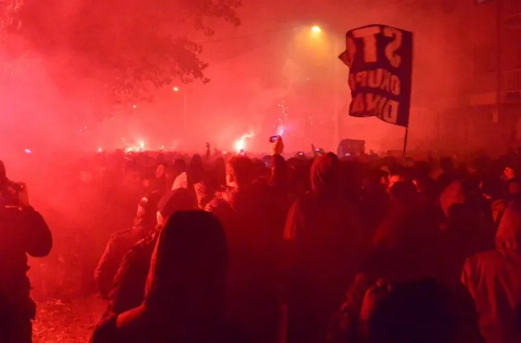 Prosvjedujući ispred zgrade Minstarstva znanosti, obrazovanja i sporta, Dinamovi navijači zapalili su baklje, tražeći raspuštenje svih tijela u klubu. Izvršni predsjednik Dinama Zdravko Mamić uhićen je ovaj tjedan zbog sumnji u nelegalno izvlačenje novca iz Dinama.