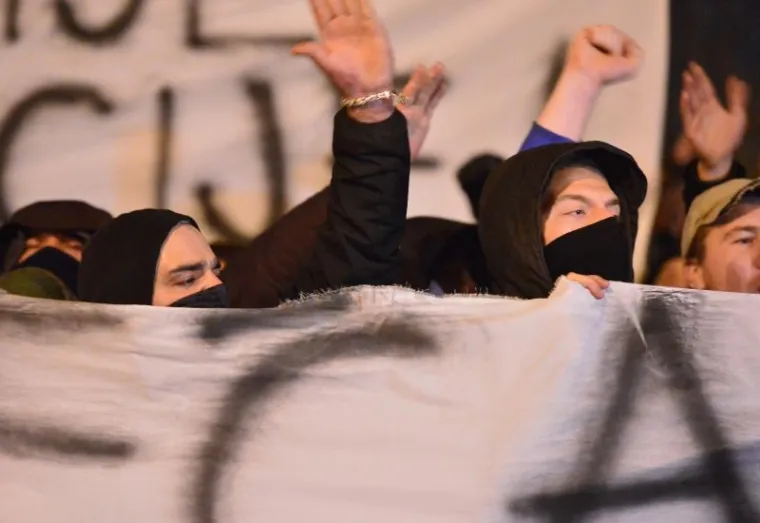 Prosvjedujući ispred zgrade Minstarstva znanosti, obrazovanja i sporta, Dinamovi navijači zapalili su baklje, tražeći raspu&scaron;tenje svih tijela u klubu. Izvr&scaron;ni predsjednik Dinama Zdravko Mamić uhićen je ovaj tjedan zbog sumnji u nelegalno izvlačenje novca iz Dinama.