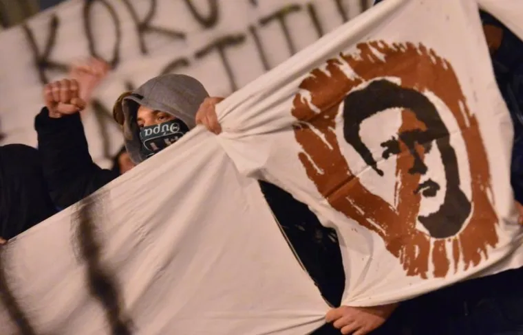 Prosvjedujući ispred zgrade Minstarstva znanosti, obrazovanja i sporta, Dinamovi navijači zapalili su baklje, tražeći raspu&scaron;tenje svih tijela u klubu. Izvr&scaron;ni predsjednik Dinama Zdravko Mamić uhićen je ovaj tjedan zbog sumnji u nelegalno izvlačenje novca iz Dinama.