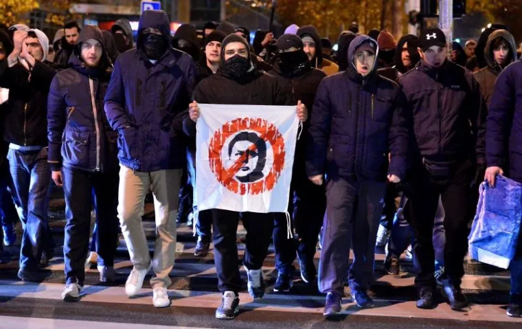 Nakon okupljanja Bad Blue Boysa na Ružmarinki krenuli su u prosvjednoj koloni prema Ministarstvu znanosti, obrazovanja i sporta. Tražili su raspuštanje svih tijela u klubu te sankciju za krivce. Navijači su na nosili transparent Sloboda Dinamu, a na prosvjed su se odlučili nakon uhićenja izvršnog predsjednika kluba Zdravka Mamića.