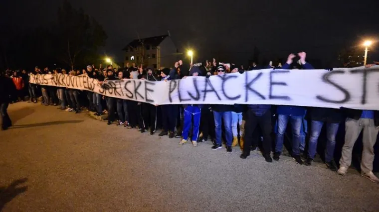 Nakon okupljanja Bad Blue Boysa na Ružmarinki krenuli su u prosvjednoj koloni prema Ministarstvu znanosti, obrazovanja i sporta. Tražili su raspuštanje svih tijela u klubu te sankciju za krivce. Navijači su na nosili transparent Sloboda Dinamu, a na prosvjed su se odlučili nakon uhićenja izvršnog predsjednika kluba Zdravka Mamića.
