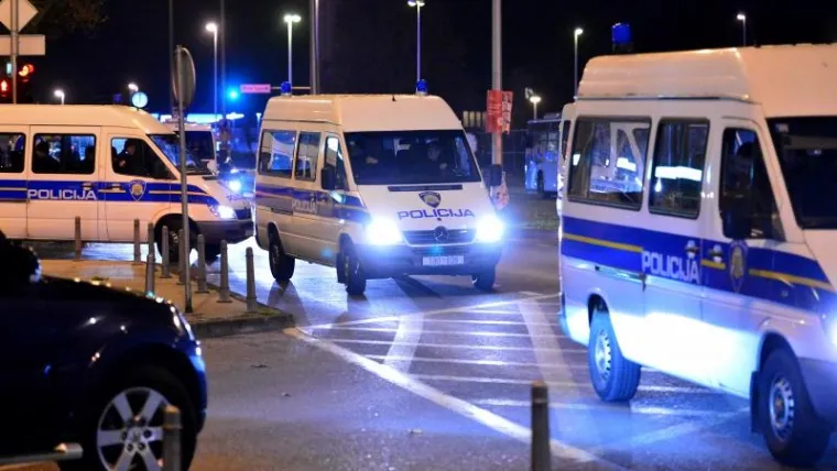 Nakon okupljanja Bad Blue Boysa na Ružmarinki krenuli su u prosvjednoj koloni prema Ministarstvu znanosti, obrazovanja i sporta. Tražili su raspuštanje svih tijela u klubu te sankciju za krivce. Navijači su na nosili transparent Sloboda Dinamu, a na prosvjed su se odlučili nakon uhićenja izvršnog predsjednika kluba Zdravka Mamića.