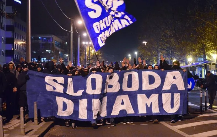 Nakon okupljanja Bad Blue Boysa na Ružmarinki krenuli su u prosvjednoj koloni prema Ministarstvu znanosti, obrazovanja i sporta. Tražili su raspuštanje svih tijela u klubu te sankciju za krivce. Navijači su na nosili transparent Sloboda Dinamu, a na prosvjed su se odlučili nakon uhićenja izvršnog predsjednika kluba Zdravka Mamića.