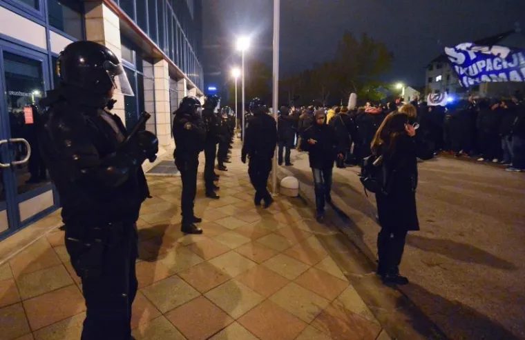 Nakon okupljanja Bad Blue Boysa na Ružmarinki krenuli su u prosvjednoj koloni prema Ministarstvu znanosti, obrazovanja i sporta. Tražili su raspuštanje svih tijela u klubu te sankciju za krivce. Navijači su na nosili transparent Sloboda Dinamu, a na prosvjed su se odlučili nakon uhićenja izvršnog predsjednika kluba Zdravka Mamića.
