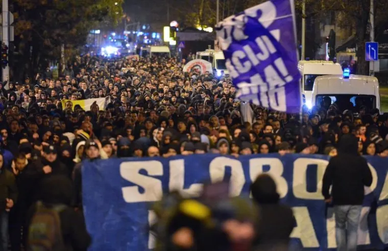 Nakon okupljanja Bad Blue Boysa na Ružmarinki krenuli su u prosvjednoj koloni prema Ministarstvu znanosti, obrazovanja i sporta. Tražili su raspuštanje svih tijela u klubu te sankciju za krivce. Navijači su na nosili transparent Sloboda Dinamu, a na prosvjed su se odlučili nakon uhićenja izvršnog predsjednika kluba Zdravka Mamića.