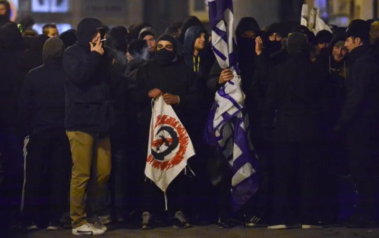 Nakon okupljanja Bad Blue Boysa na Ružmarinki krenuli su u prosvjednoj koloni prema Ministarstvu znanosti, obrazovanja i sporta. Tražili su raspuštanje svih tijela u klubu te sankciju za krivce. Navijači su na nosili transparent Sloboda Dinamu, a na prosvjed su se odlučili nakon uhićenja izvršnog predsjednika kluba Zdravka Mamića.