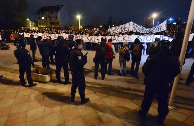 Nakon okupljanja Bad Blue Boysa na Ružmarinki krenuli su u prosvjednoj koloni prema Ministarstvu znanosti, obrazovanja i sporta. Tražili su raspuštanje svih tijela u klubu te sankciju za krivce. Navijači su na nosili transparent Sloboda Dinamu, a na prosvjed su se odlučili nakon uhićenja izvršnog predsjednika kluba Zdravka Mamića.
