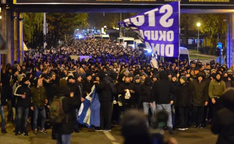 Nakon okupljanja Bad Blue Boysa na Ružmarinki krenuli su u prosvjednoj koloni prema Ministarstvu znanosti, obrazovanja i sporta. Tražili su raspuštanje svih tijela u klubu te sankciju za krivce. Navijači su na nosili transparent Sloboda Dinamu, a na prosvjed su se odlučili nakon uhićenja izvršnog predsjednika kluba Zdravka Mamića.