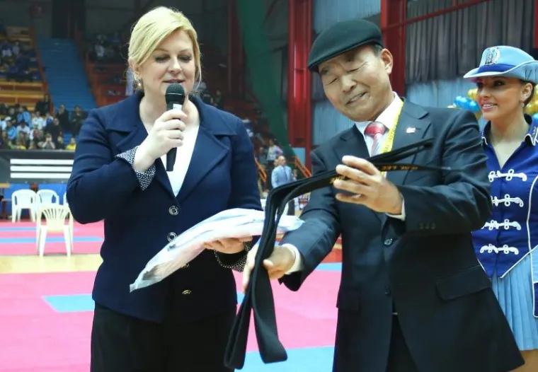 Svečano otvorenje Taekwondo natjecanja Lee Kwang Bea Jastreb kup 2015. održava se pod pokroviteljstvom predsjednice Kolinde Grabar Kitarović. Predsjednica je otvorila natjecanje, a potom joj je uručen počasni majstorski crni pojas 9 dan.