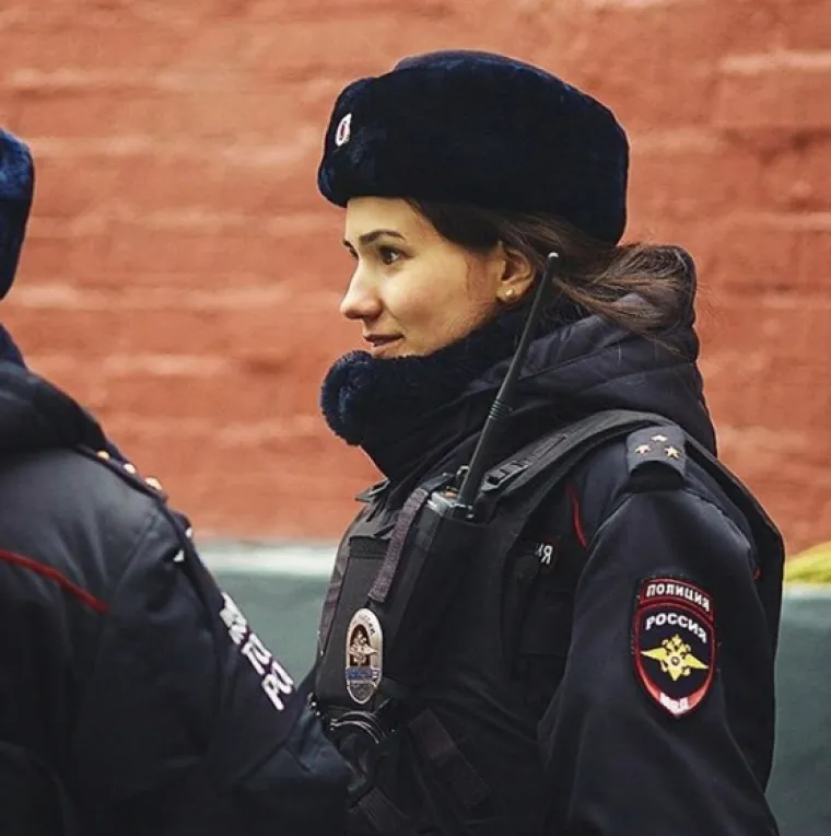 Na Instagram profilu ruske policije se osim demonstracije sile tu i tamo mogu vidjeti i nešto ljepši prizori. Dokaz na u Rusiji ipak nije sve tako crno i bizarno svakako pogledajte u galeriji lijepih policajki.